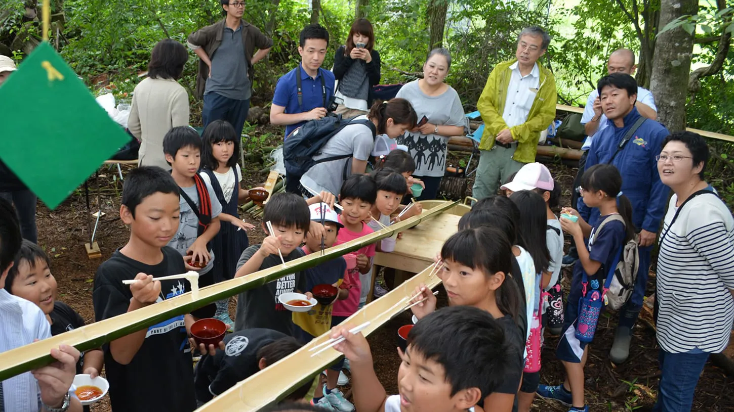 地域行事を楽しむ子供達