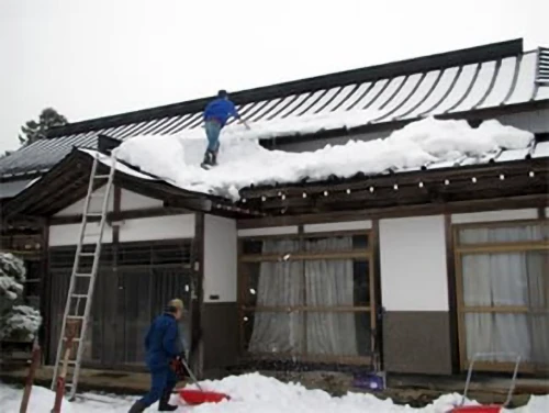 屋根の雪下ろしの様子