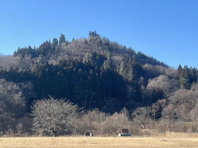 愛宕山と閉校碑