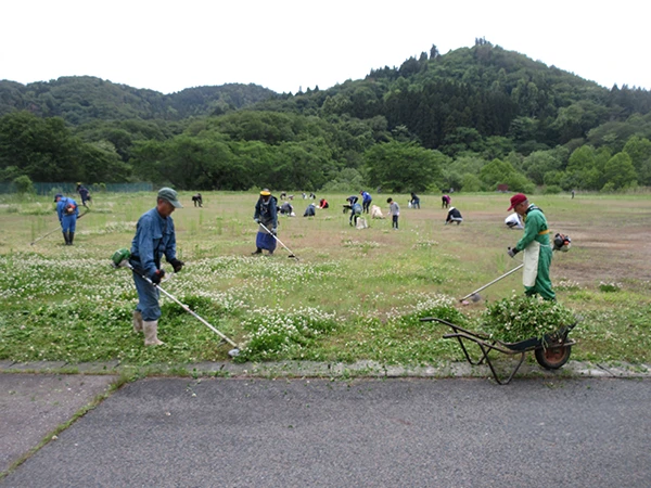 口内小学校校庭草刈り