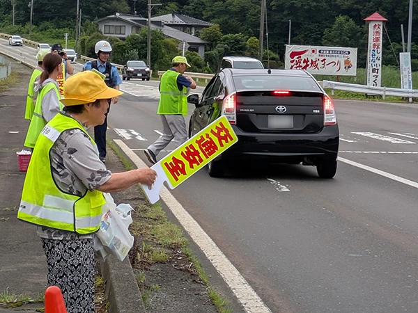 交通安全を呼びかけ